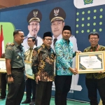 Bupati Muhdlor memberikan penghargaan ke perusahaan yang mempekerjakan pegawai disabilitas terbanyak saat Bursa Kerja Hybrid, Selasa (22/8/2023). Foto: Ist.