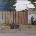 M Lutfi, salah satu petugas dari dinas bina marga dan bina konstruksi saat istirahat usai pengerjaan perawatan jalan.