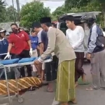 Korban lakalantas dievakuasi menggunakan mobil ambulans. 