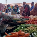 Tim TPID Kota Kediri saat sidak di Pasar Tradisional Setonobetek Kota Kediri. (foto: MUJI HARJITA/ BANGSAONLINE)