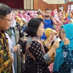 Pembina Ikatan Istri Karyawan Semen Indonesia (IIKSMI), Netty Doddy Sulasmono Diniawan mempraktikkan cara menggunakan masker yang benar. foto: SYUHUD/ BANGSAONLINE