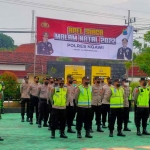 Personel saat mengikuti apel gelar pasukan pengamanan Natal di Mapolres Ngawi.