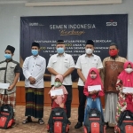 Pembagian 12.500 paket sembako bagi keluarga prasejahtera serta santunan kepada anak yatim sebanyak 1.400 paket oleh PT SIG.