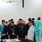 Pelantikan Ketua Tim Penggerak (TP) PKK dan Ketua Dewan Kerajinan Nasional Daerah (Dekranasda) Kab. Trenggalek sisa masa jabatan 2016-2021 yakni Novita Hardini Nur Arifin, oleh Ketua TP PKK dan Ketua Dekranasda Prov. Jatim, Arumi Bachsin Emil Dardak. foto: DIDAY/ BANGSAONLINE