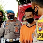 Kapolres Kediri AKBP Lukman Cahyono saat bertanya kepada tersangka, Ilham, di Mapolres Kediri. foto: ist.