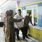 Wakil Bupati Lumajang, Indah Amperawati saat turun ke lokasi terdampak gempa tektonik.