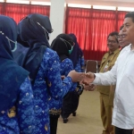 Wali Kota Kediri, Abdullah Abu Bakar, saat memberi ucapan selamat kepada ASN yang baru diambil sumpahnya. Foto: Ist