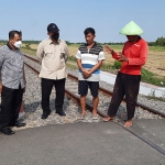 TINJAU: Bambang Haryo Soekartono (BHS) meninjau perlintasan KA di Desa Kedungkembar, Kamis (22/4/2021). (foto: MUSTAIN/ BANGSAONLINE)