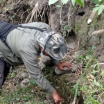 Arkeolog dari BPCB Jatim saat melakukan eskavasi struktur bangunan berupa batu bata kuno di belakang RSUD Mardi Waluyo.