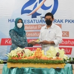 Ketua TP PKK Kota Kediri Ferry Silviana Abu Bakar saat saat menerima tumpeng di acara Peringatan HKG ke-49 dari Wali Kota Kediri Abdullah Abu Bakar. (foto: ist.)