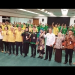 Dirut Petrokimia Gresik Rahmad Pribadi bersama jajaran direksi dan mahasiswa peserta PMMB 2020. foto: ist