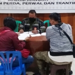 Pasangan selingkuh HP dan WA saat menjalani pemeriksaan di Mako Satpol PP Kota Kediri. 