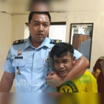 Rudi Kristiawan, Kasubsi Bimkemaswat Lapas Klas IIA Sidoarjo, saat mengamankan narapidana yang kabur.