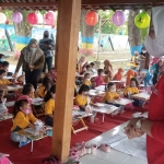 Wawali Madiun inda Raya Miko Ayu Saputri saat bercengkerama dengan anak-anak peserta lomba mewarnai.