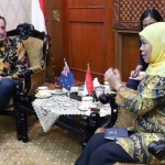 Gubernur Jawa Timur Khofifah Indar Parawansa saat menerima Menteri Australia Barat, Peter Tinley di Gedung Negara Grahadi Surabaya, Kamis (7/11). foto: Istimewa/ BANGSAONLINE.com