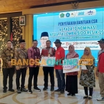 Penyerahan CSR kepada desa 10 besar Sidoresik 2023 di Pendopa Delta Wibawa. Foto: MUSTAIN/BANGSAONLINE