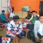 Gus Mujib (kanan) berbincang dengan Ketua DPD PKS Pasuruan Agus Firmansyah saat safari politik.