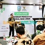 Pj. Gubernur Jawa Timur Adhy Karyono saat resmi meluncurkan Program Penguatan Modal UMKM, di Grand Swiss-BelHotel Darmo, Surabaya, Kamis (19/9/2024). Foto: Yudi Arianto/BANGSAONLINE