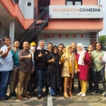 HARIAN BANGSA-BANGSAONLINE.com dan Malang Posco Media (MPM) foto bersama di depan Rumah Kita MPM di Jalan Jembawan VII, Sawojajar, Malang, Rabu (12/10/2022).