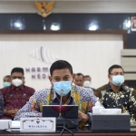 Wali Kota Kediri Abdullah Abu Bakar saat memaparkan evaluasi SAKIP dan RB tahun 2021. (foto: ist)