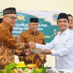 Wakil Wali Kota Pasuruan Adi Wibowo saat memotong tumpeng tasyakuran HUT ke-62 Persatuan Wredatama Republik Indonesia PWRI di Kelurahan Purworejo, Rabu (31/7/2024).