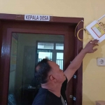 Kepala Desa Diponggo, Muhammad Salim, saat menunjukkan salah satu wifi yang terpasang di balai desa.