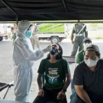 Rapid test antigen acak di Pos Penyekatan Terminal Barang, Jalan Raya Larangan Tokol, Kecamatan Tlanakan, Kabupaten Pamekasan.