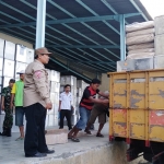 Ketua KPU Moh. Hamzah secara langsung mengawasi pendistribusian logistik pemilu serentak 2018.  Foto: ERRY S/BANGSAONLINE