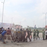 Suasana simulasi pengamanan pemilu yang digelar Satpol PP Pasuruan.