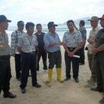 Camat Pesanggaran Didik Joko Suhono (berspatu lars warna kuning) bersama dengan Polsek setempat dan petugas BMKG serta BPBD Banyuwangi sedang meninjau langsung pantai pancer, Sabtu 5 April 2014. foto:franciscus slamet wawan/BangsaOnline