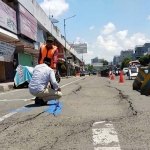 Kondisi jalan yang rusak di Jember.