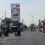 Bilboard bergambar Asluchul Alif di Perempatan Sunan Giri. Foto: SYUHUD/ BANGSAONLINE