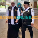 Gubernur Khofifah bersama Bupati Situbondo, Karna Suswandi, saat giat santunan yatim. Foto: SYAIFUL BAHRI/BANGSAONLINE