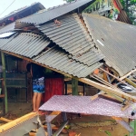 Rumah warga Desa Daun, Kecamatan Sangkapura, Gresik, yang ambruk akibat diterjang banjir. Foto: Ist