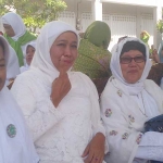 Khofifah foto bersama kader muslimat sambil mengacungkan satu jari. foto: SOFFAN/ BANGSAONLINE