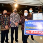 Pjs Bupati Mojokerto Himawan Estu Bagijo memberikan apresiasi kepada 6 kecamatan yang dinilai memiliki kinerja terbaik dalam penanggulangan pandemi Covid-19 tahun 2020.