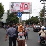 Baliho bergambar Bung Karno dan Putri yang terindikasi pelanggaran.