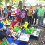 Plh Bupati Pamekasan Mohammad Alwi saat memantau berbagai lomba dan melihat keindahan pantai jumiang yang mulai dilirik para wisatawan.