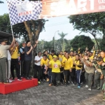 ?Bupati Gresik Sambari HR ketika melepas peserta trail run 10 km. Foto: Syuhud/BANGSAONLINE