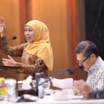 Gubernur Jatim Khofifah Indar Parawansa saat membuka High Level Meeting (HLM) dan Rapat Koordinasi Wilayah (Rakorwil) Tim Pengendali Inflasi Daerah (TPID) Provinsi Jatim di Kantor Perwakilan BI Jawa Timur, Kamis (12/12). foto: istimewa