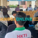 Ketua HKTI Kabupaten Mojokerto, Muhammad Al Barra atau yang akrab disapa Gus Barra, saat memberi sambutan. Foto: ROCHMAT SAIFUL ARIS/BANGSAONLINE