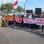 Aksi demo puluhan emak-emak di depan proyek PT SAG Tuban. Foto: AHMAD CHOIRUDIN/ BANGSAONLINE