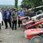 Wabup Tuban Noor Nahar Hussen (dua dari kanan) bersama Kepala Dinas Pertanian dan Ketahanan Pangan Murtadji saat meninjau bantuan Alsintan.