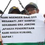 Ribuan honorer kategori 2 (K2) saat demo di Istana negara. foto: jpnn