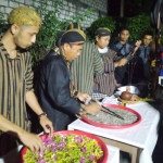 Prosesi jamasan yang dilakukan oleh anggota paguyuban. foto: TRIWI YOGA/ BANGSAONLINE 