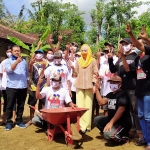 Novita Hardini di antara para warga Desa Gondang Kecamatan Tugu, Trenggalek. foto: HERMAN/ BANGSAONLINE