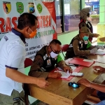 Kasatpol PP Trenggalek, Triadi Atmono (kaos putih) terjun langsung dalam operasi yustisi di depan Stadion Menak Sopal Trenggalek. foto: HERMAN/ BANGSAONLINE