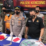 Kapolsek Kencong AKP Adri Santoso saat menggelar konferensi pers kasus pembunuhan di Desa Cakru.