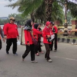 Koordinator ARPL Kediri, Ari Purnomo Adi, saat membagikan brosur anti-penebangan pohon di kawasan SLG. Foto: Ist