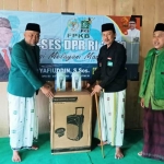 H. Syafiuddin (kiri) saat menyerahkan bantuan sound system Kepada KH. Makki Nasir, Ketua PCNU Bangkalan, Ahad (26/7/2010).